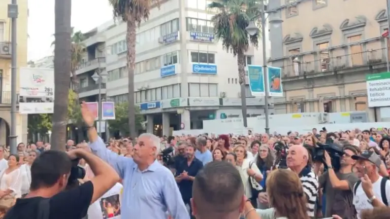 Momento en el que cantan un fandango dedicado a Carolina Mar&iacute;n. Captura del v&iacute;deo de @carlosmb7_