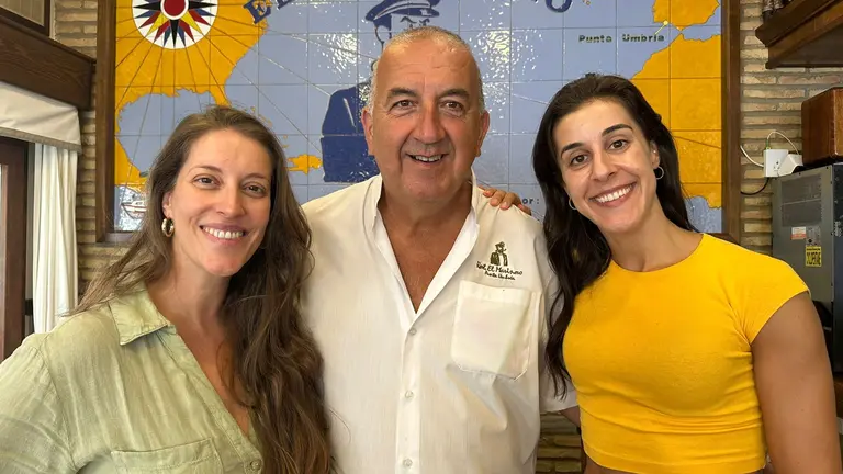 Argentina y Carolina Mar&iacute;n en un conocido restaurante de Punta Umbr&iacute;a
