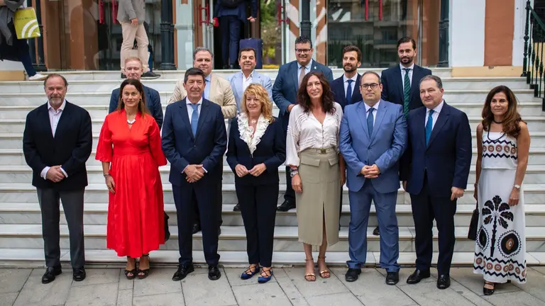 Autoridades a las puertas de la Casa Col&oacute;n