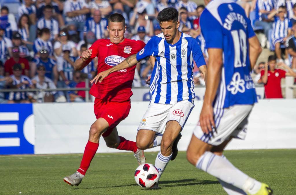 Alberto Quiles, perseguido por un jugador del Fuenlabrada. Fuente: Alberto Díaz