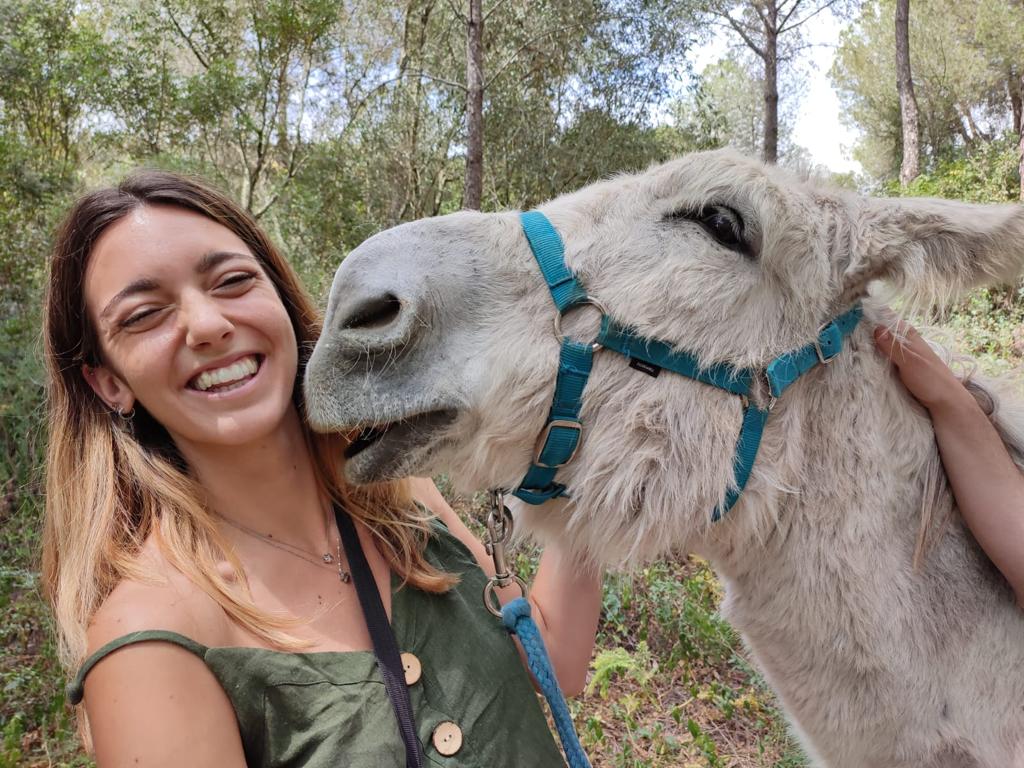 VOLUNTARIA CON BURRO BOMBERO