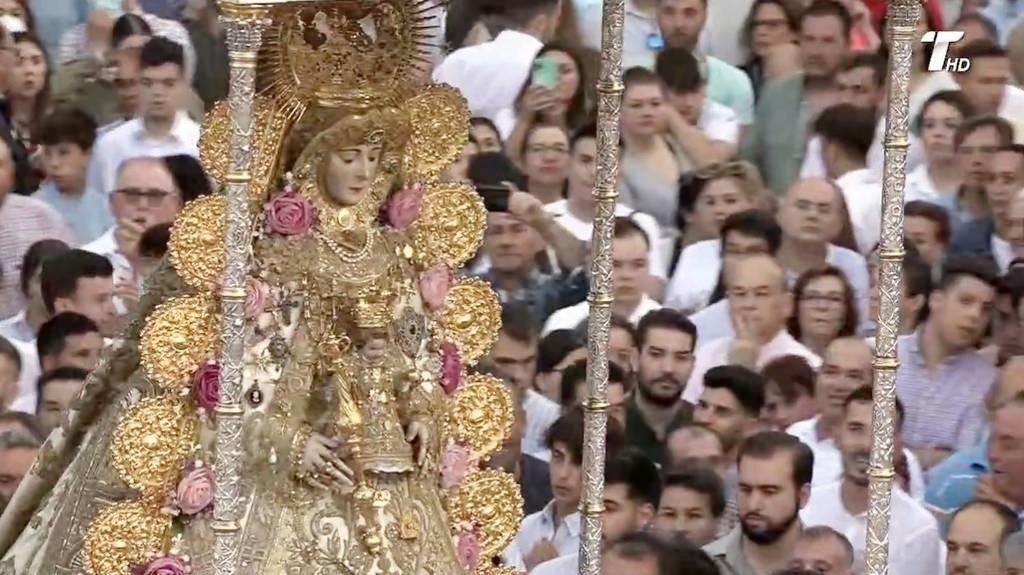 La Virgen del Rocío procesiona