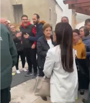 Candidata socialista es increpada por vecinos