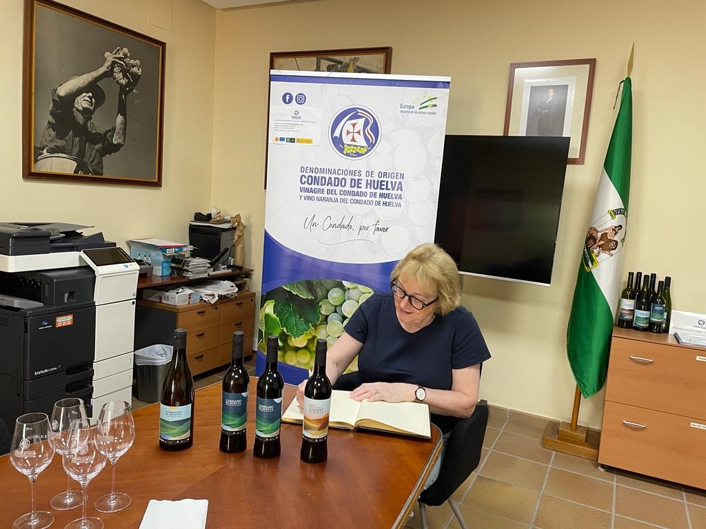 Visita sede Consejo Regulador firma libro de honor