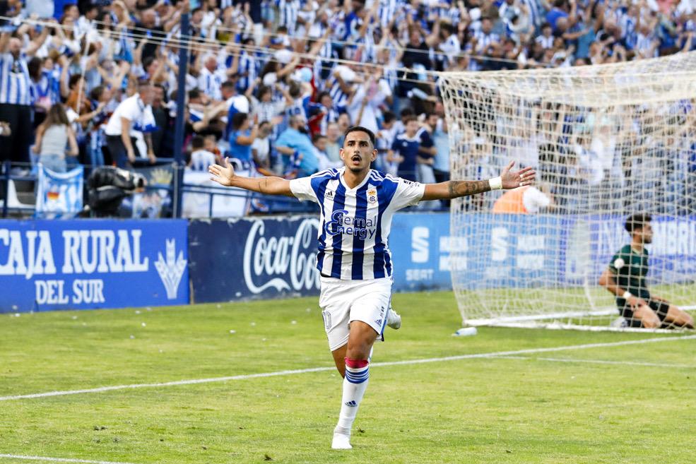 Dopi celebra el gol en el Recre-Cacereño