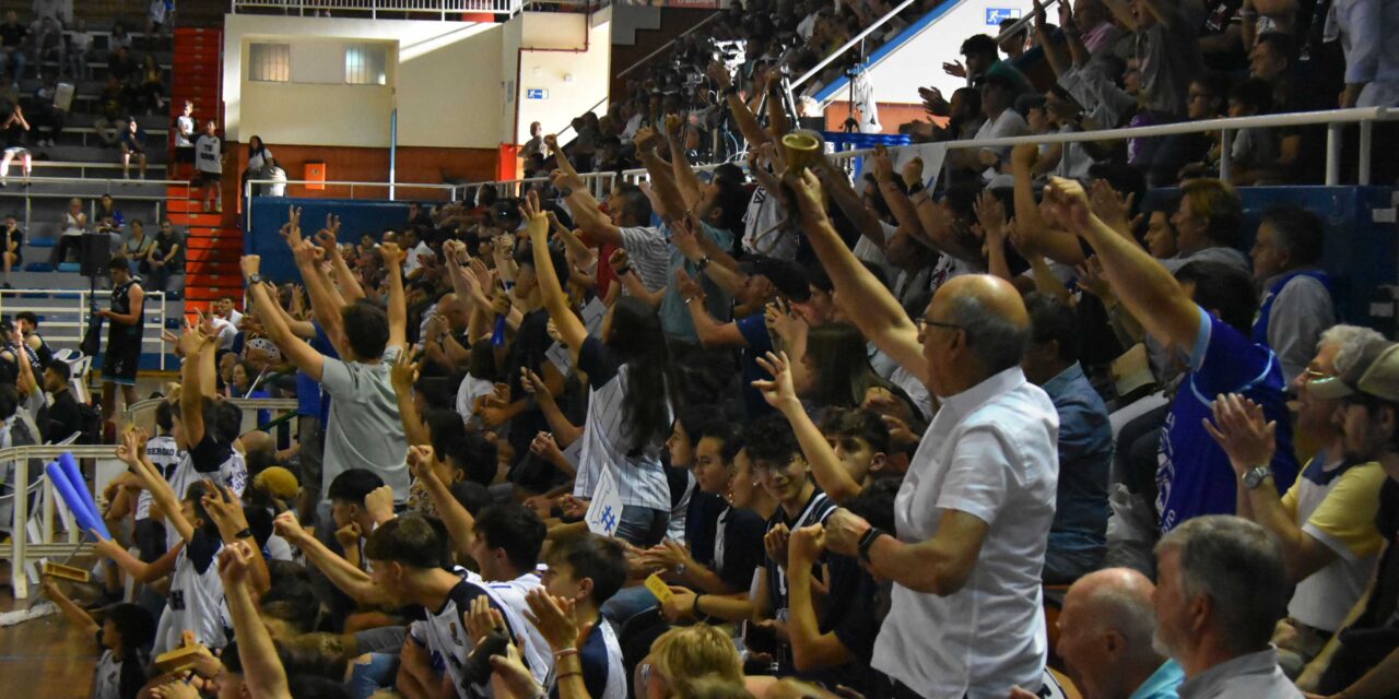 La afición aplaude al Ciudad de Huelva. Fuente: Instagram del CDH