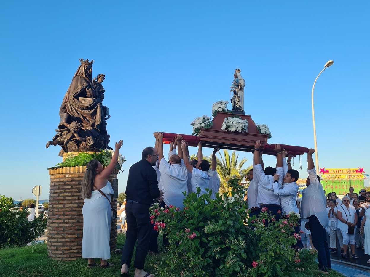 Un emotivo momento del Rosario de la Virgen del Carmen