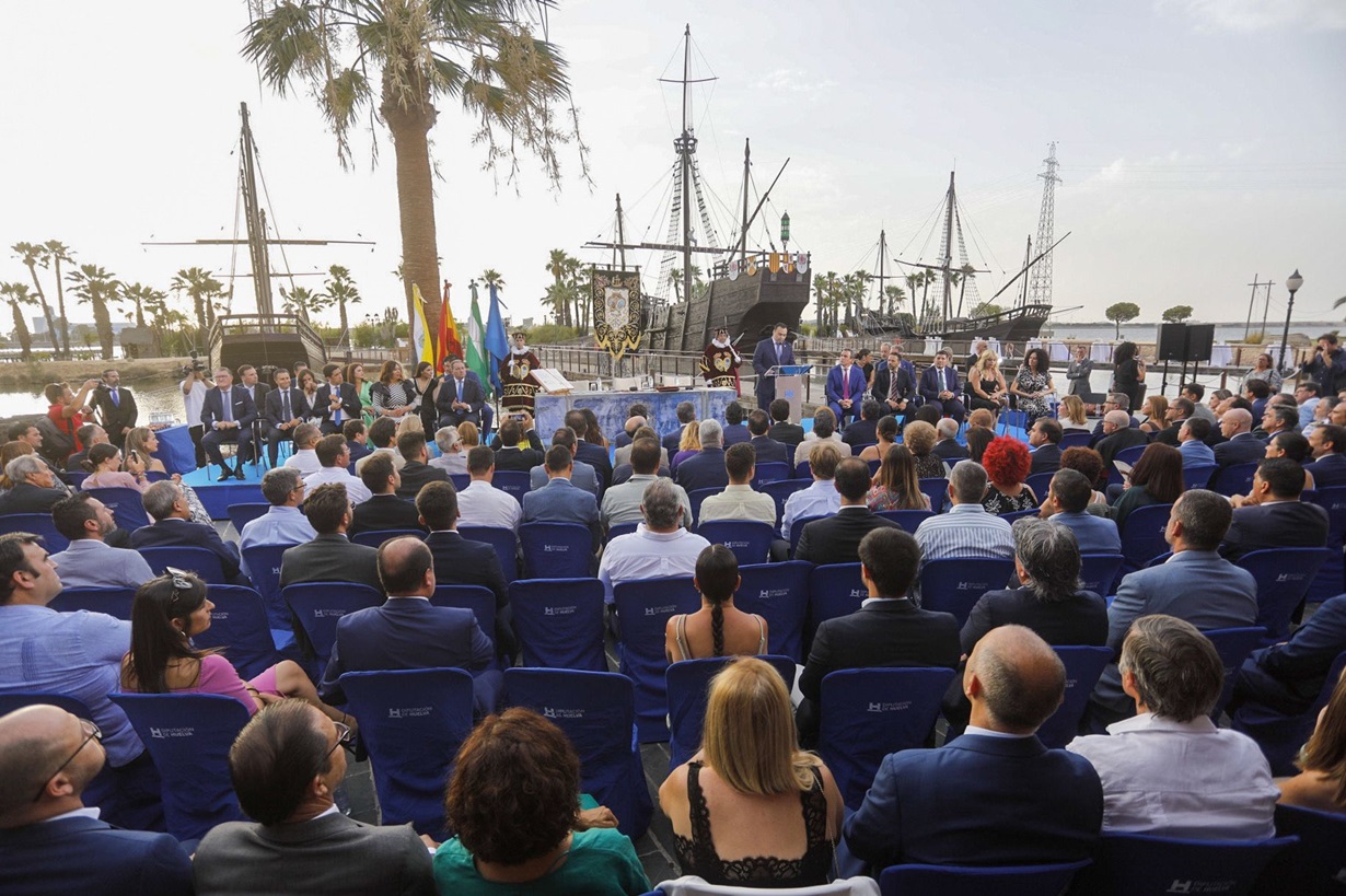 Los asistentes llenan el Muelle de las Carabelas