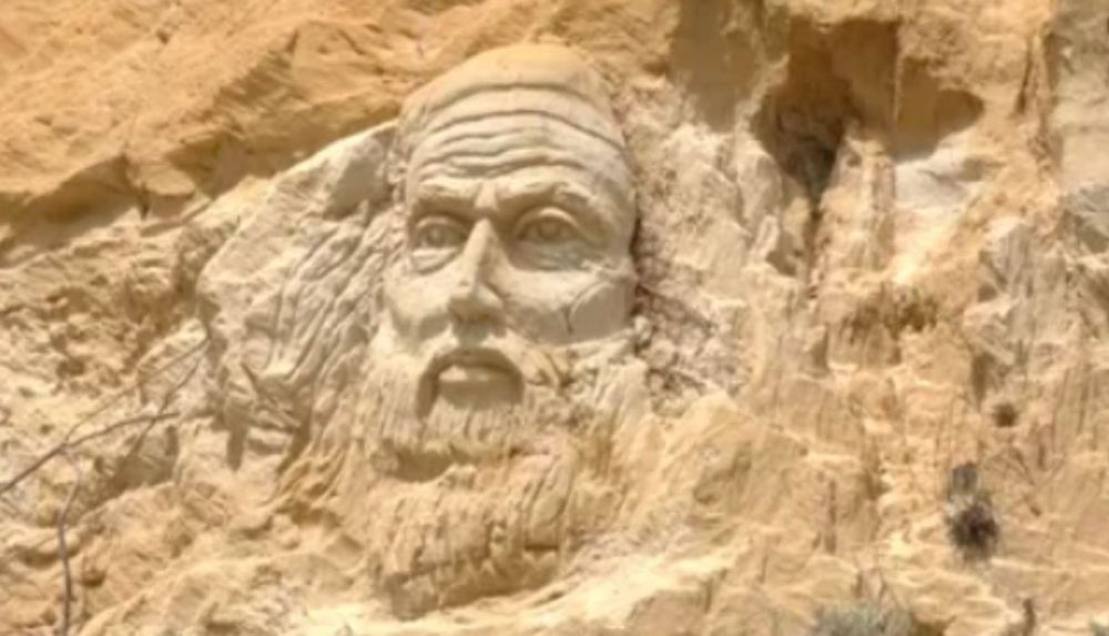 Detalle del misterioso rostro aparecido en la playa