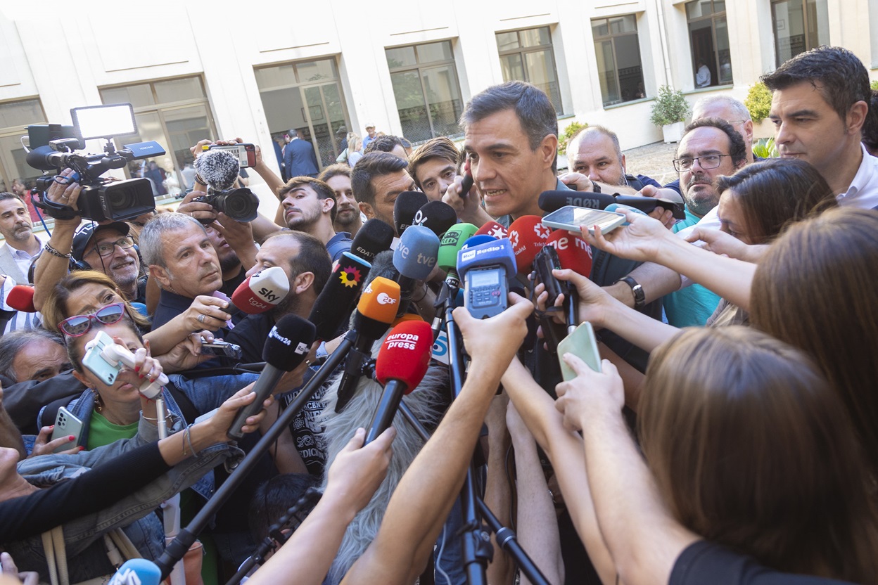 Sánchez atiende a los medios