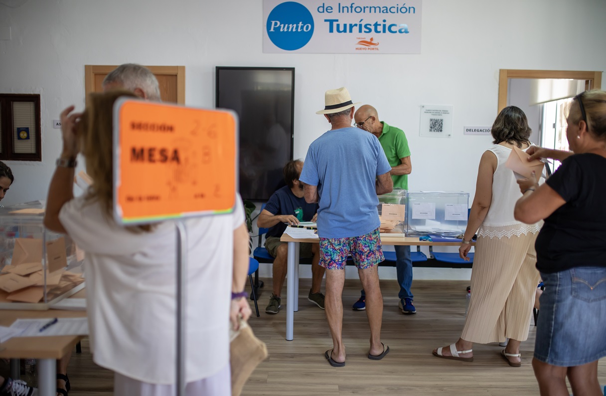 Gente votando