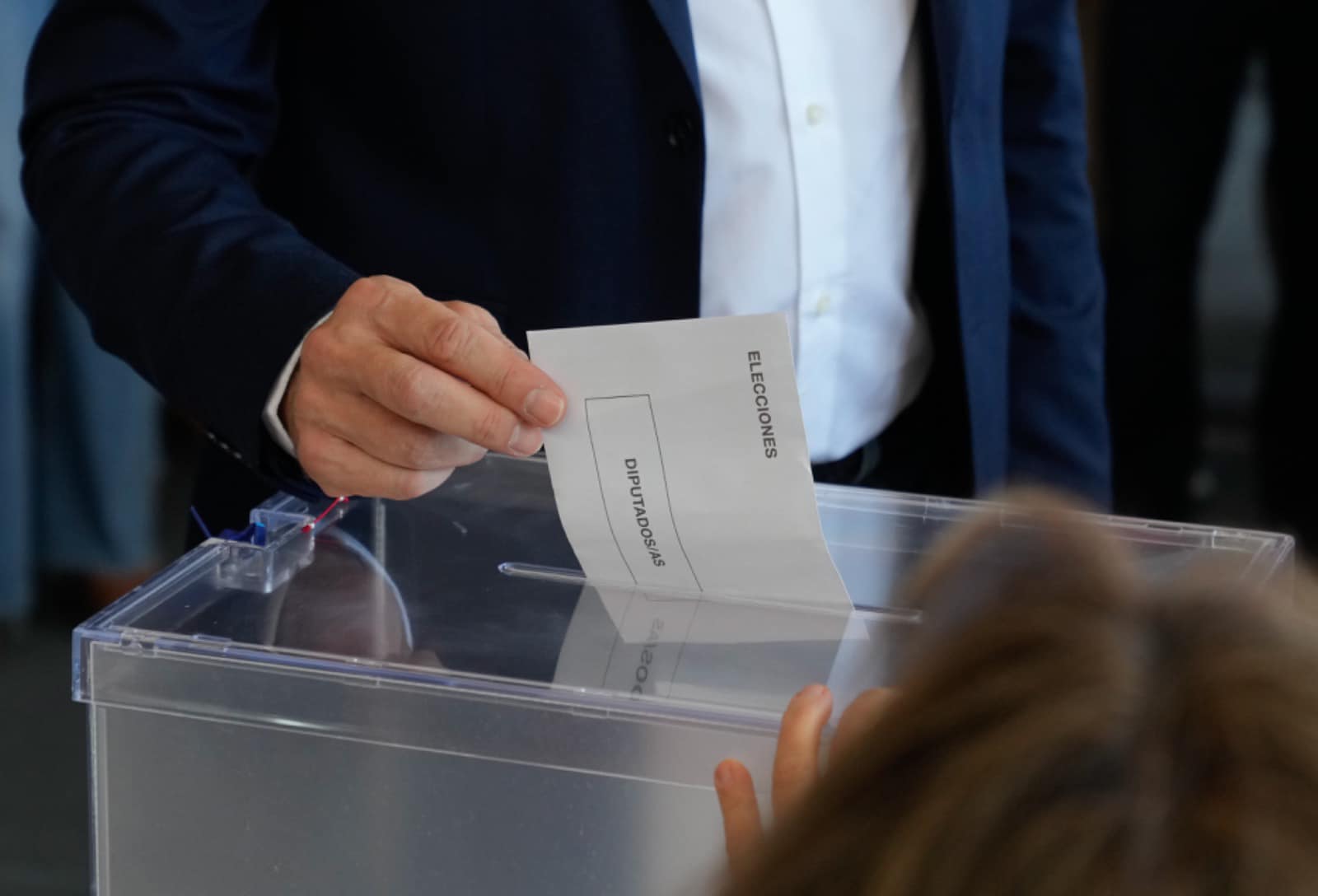 Deposita su voto
