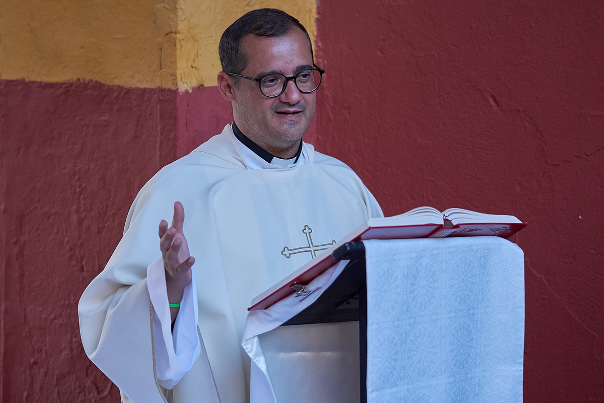 El sacerdote ofició icha eucaristía