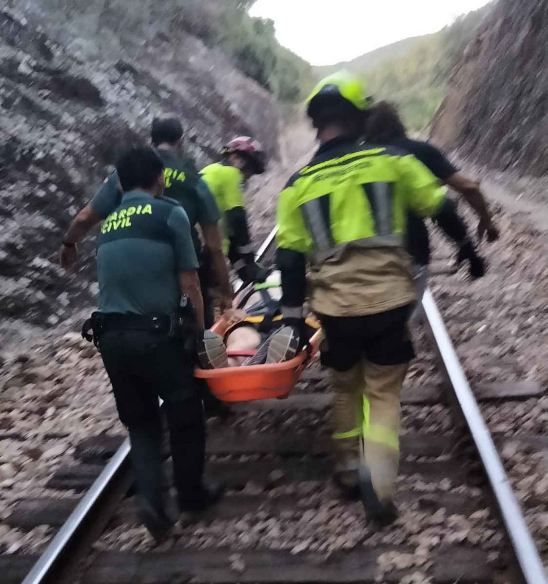 Los bomberos trasladan a la persona precipitada
