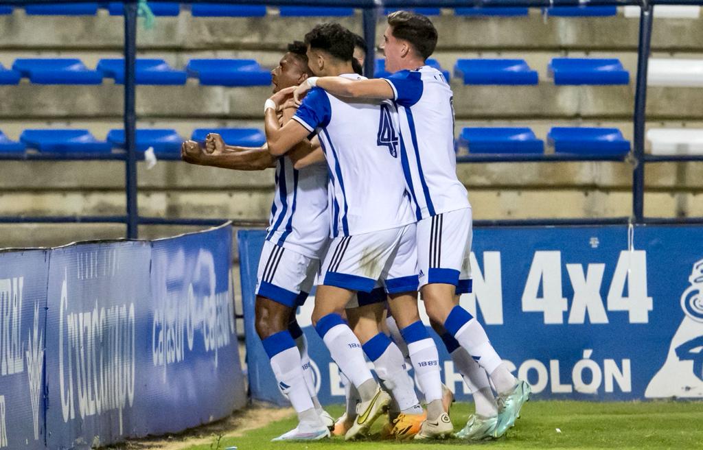 Jugadores celebran uno de los goles
