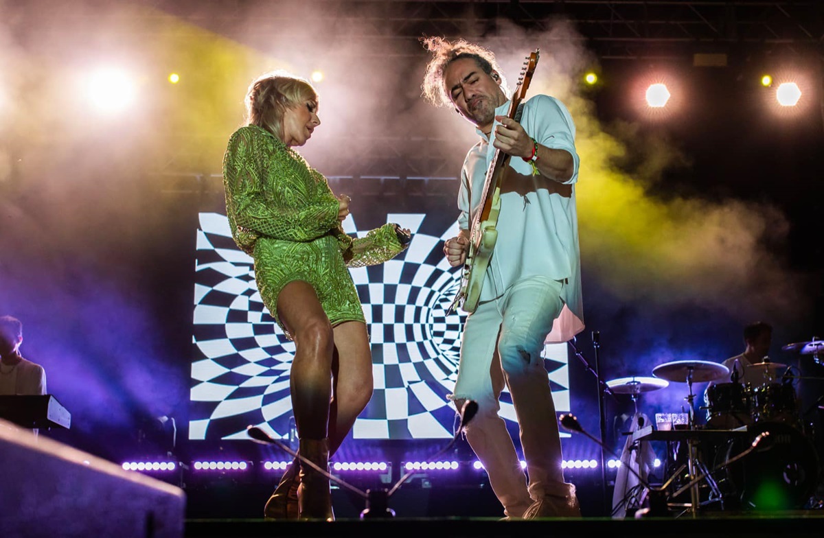 Ana Torroja frente a uno de sus músicos