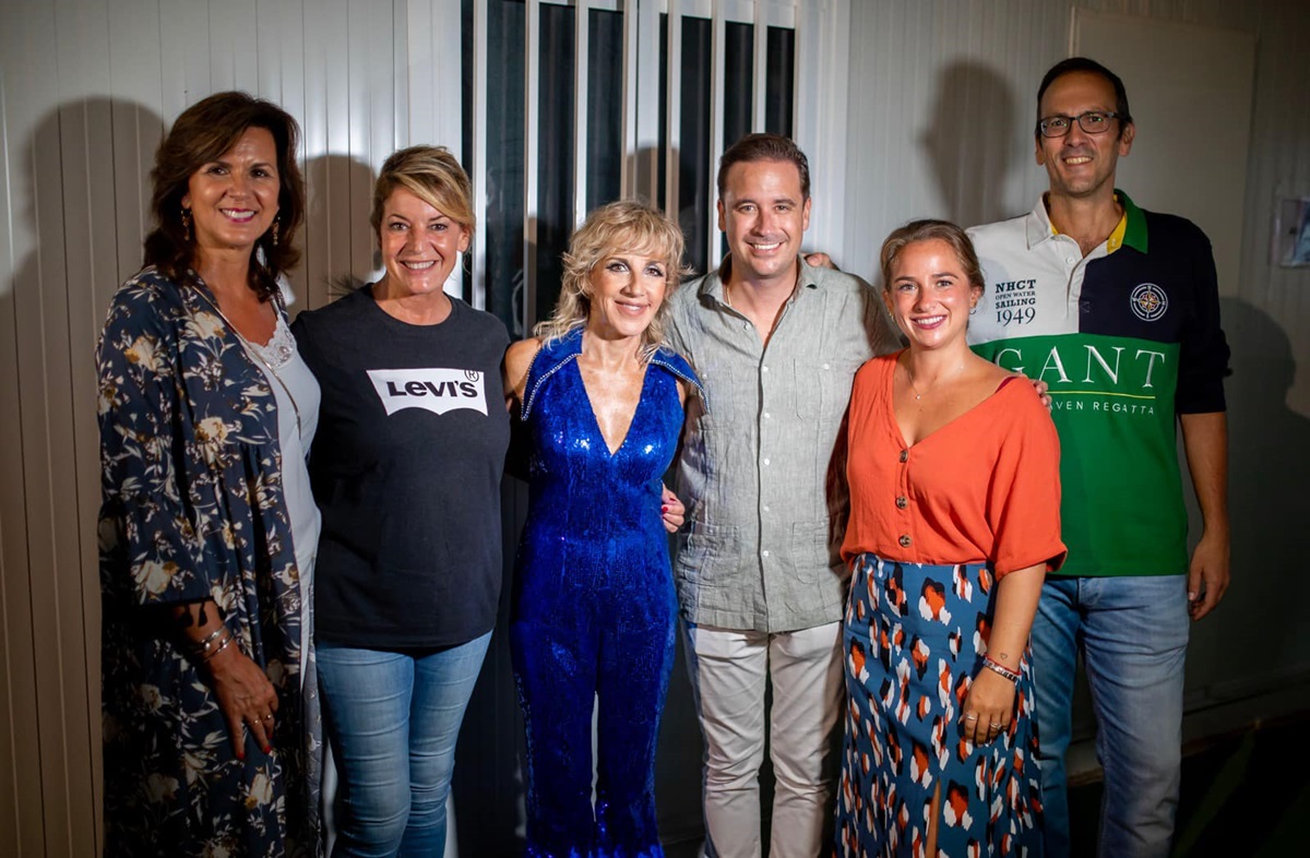 Ana Torroja posa con la alcaldesa y concejales