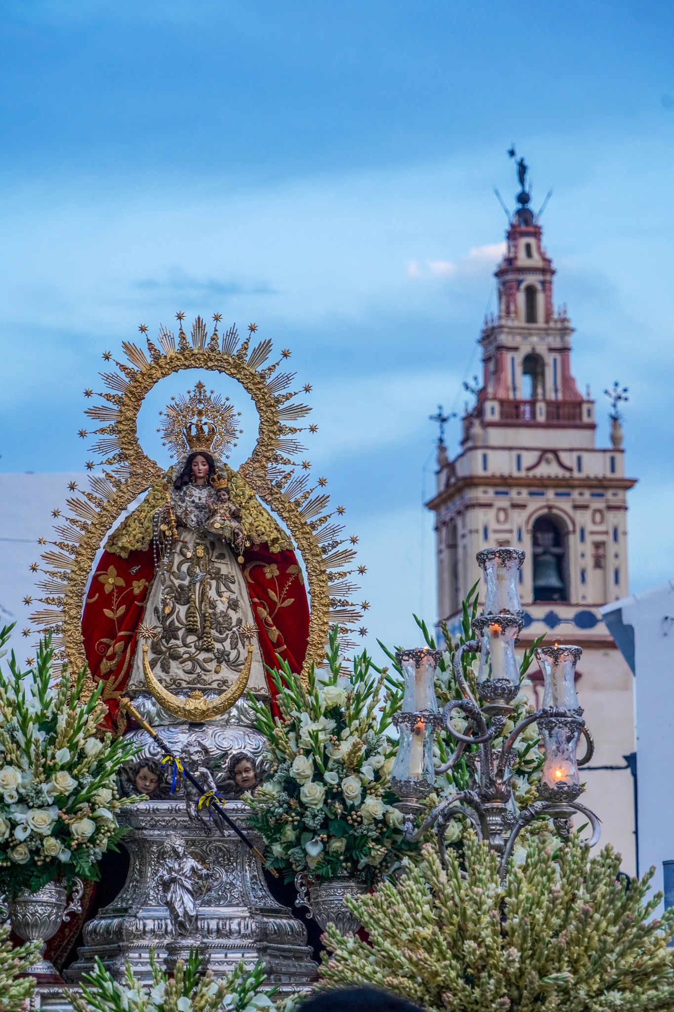 La Virgen y la torre de la iglesia, dos emblemas de Moguer
