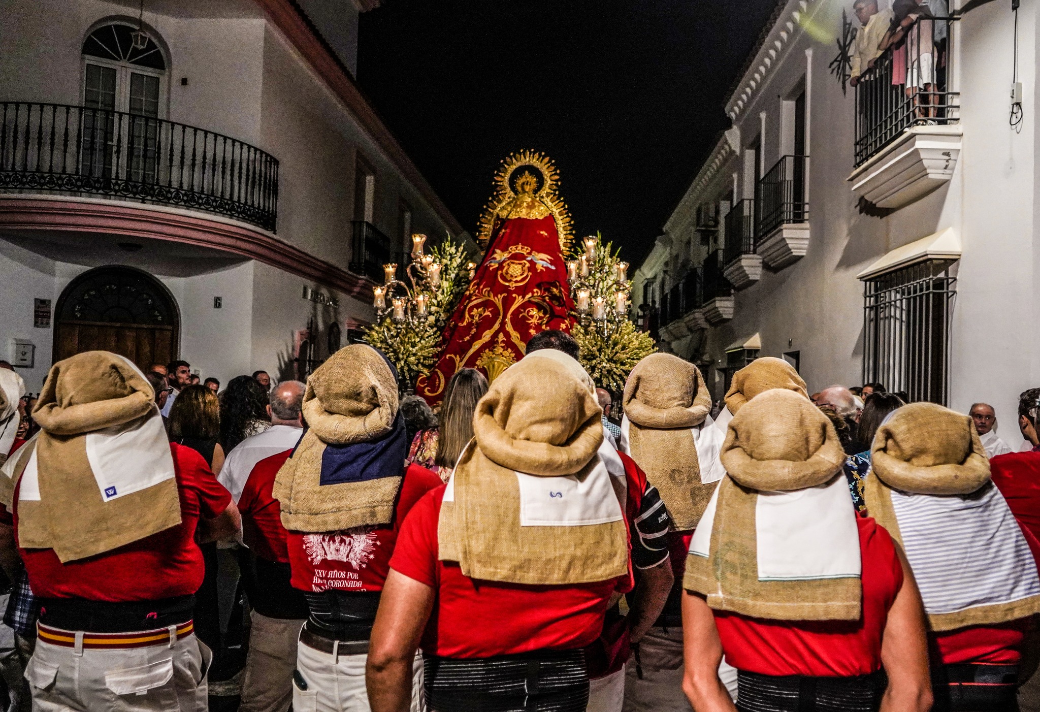 Los costaleros la pasearon por su pueblo
