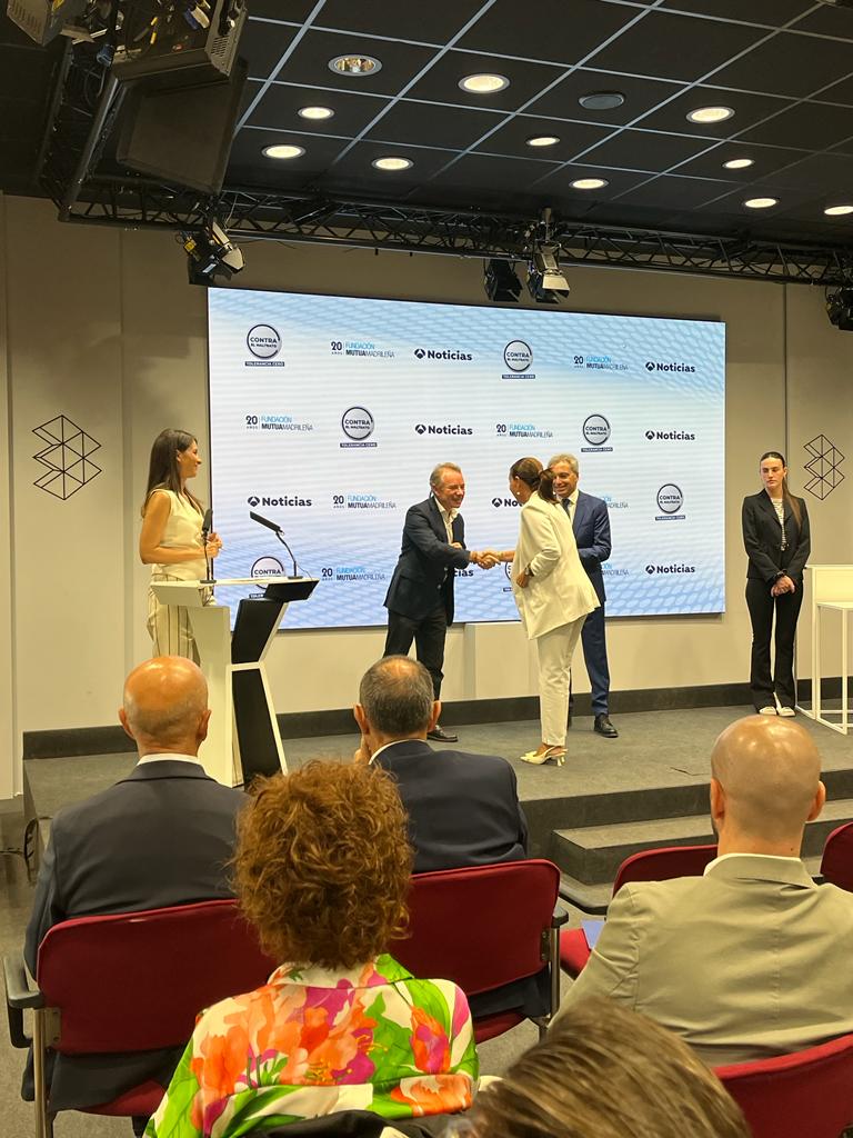 El presidente de Mutua Madrileña felicita a la concejala moguereña