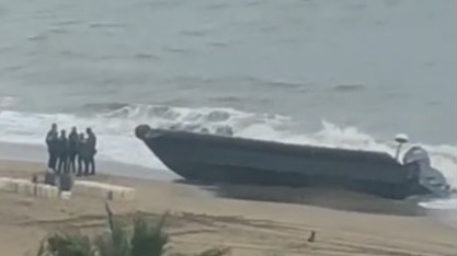 Narcolancha varada en la orilla de la playa de Isla Canela