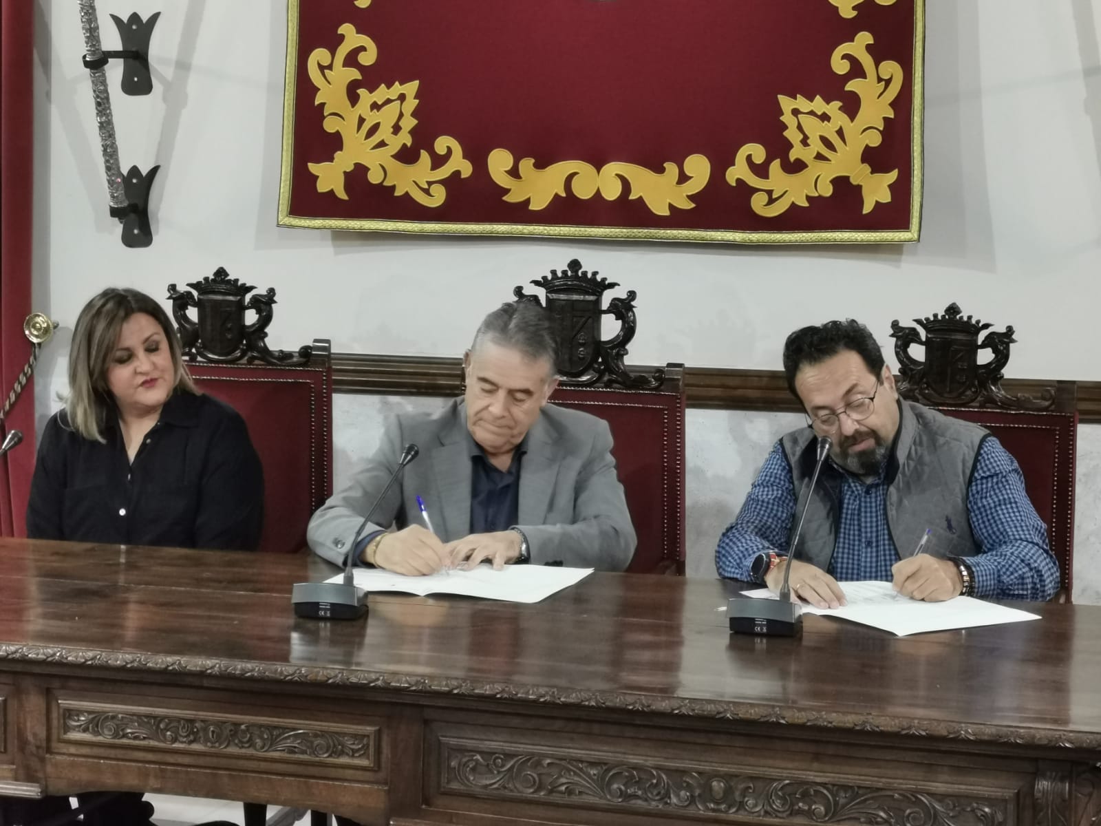 EL ALCALDE DE ALMONTE Y EL PRESIDENTE DE CAMINO DEL ROCIO SIN BARRERAS FIRMAN EL CONVENIO (1)
