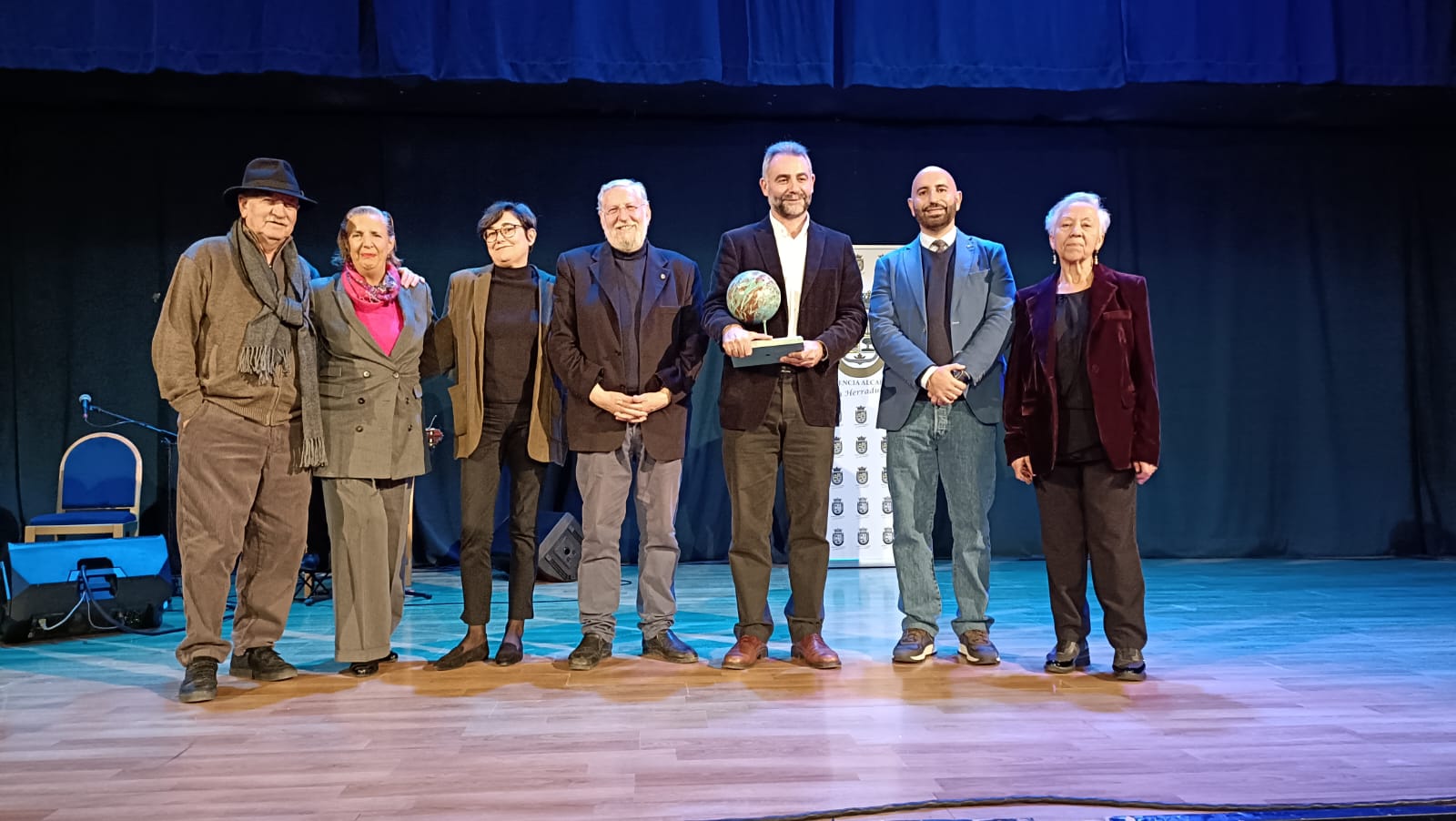 MANUEL JOSE LARA RODENAS JUNTO A LA ORGANIZACIÓN Y JURADO PREMIO POESIA LA HERRADURA 23 