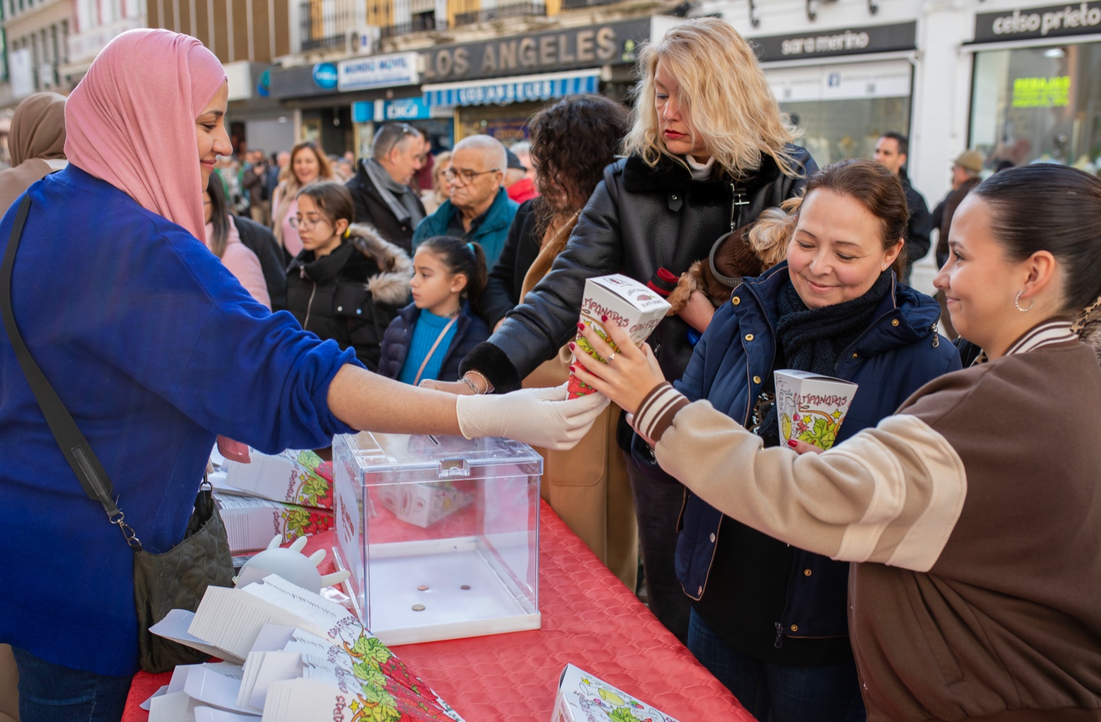 Reparto de fresas en Huelva