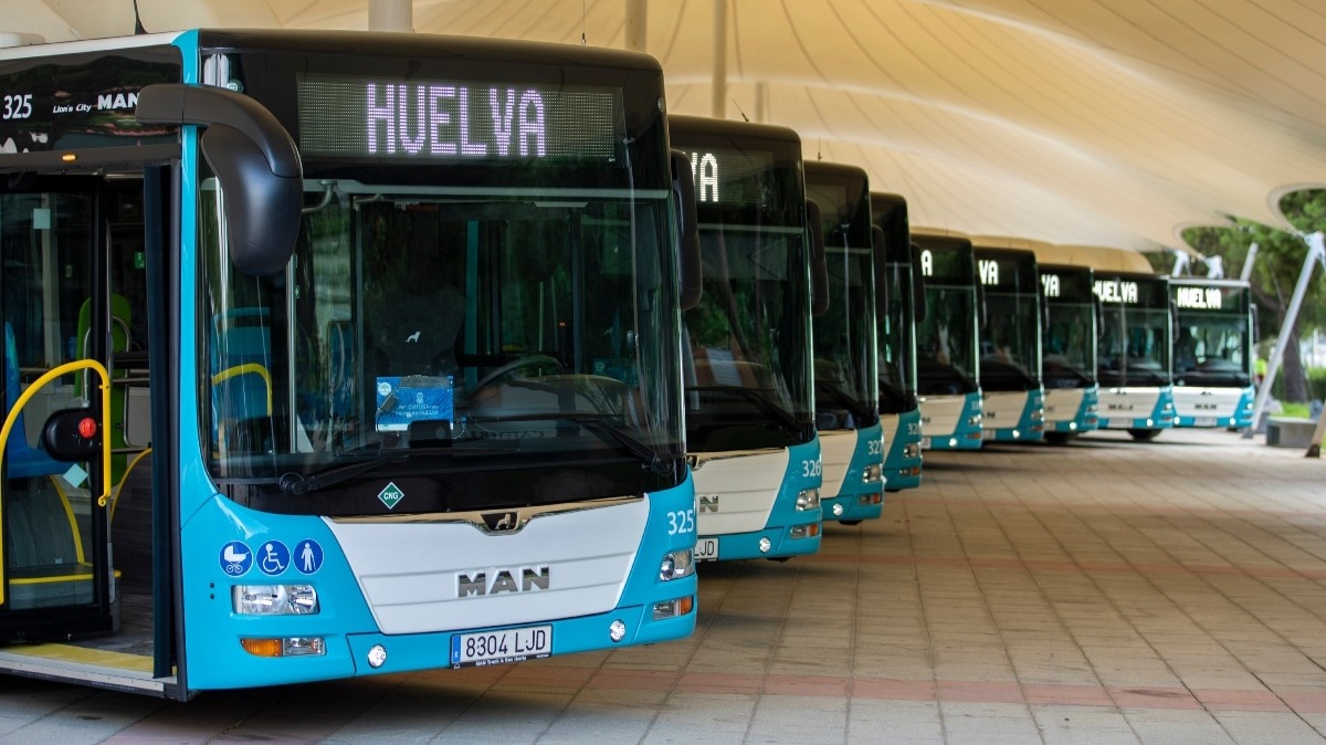 HUELVA, 07/08/20 HUELVA - El alcalde de Huelva , Gabriel Cruz , presenta los diez nuevos autobuses ecológicos y con prestaciones de última generación que se pondrán en servicio en la ciudad .