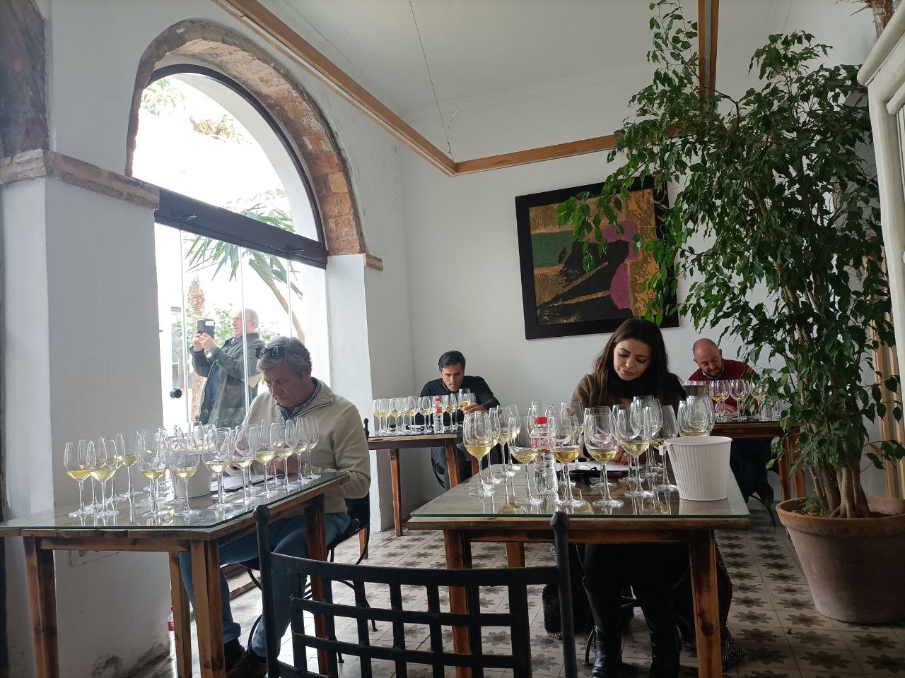 Miembros del jurado catando las muestras presentadas