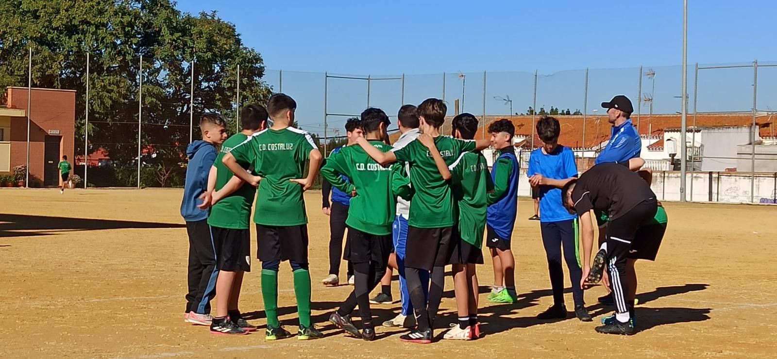 Niños entrenando en las instalaciones