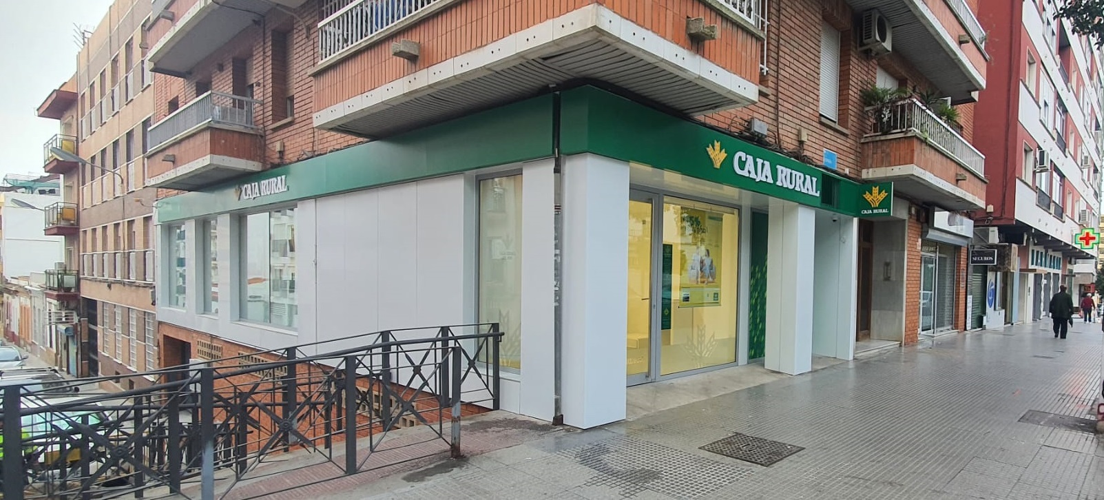 Fachada de la nueva oficina de Caja Rural del Sur en Plaza de España, de Huelva