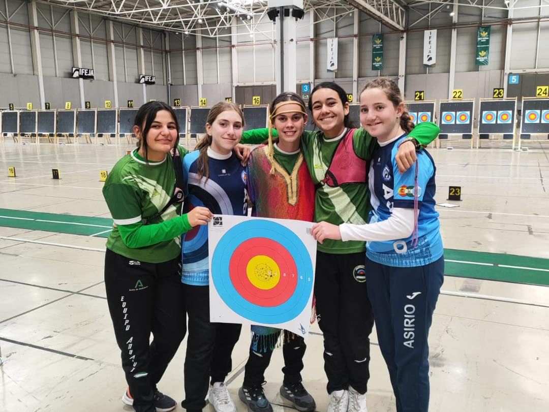 Sandra Pérez con sus compañeras tras haber batido el récord de España