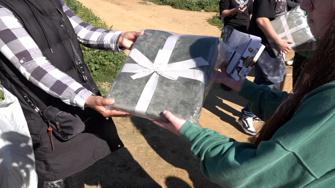 Los voluntarios entregaron mantas en el asentamiento de Lepe
