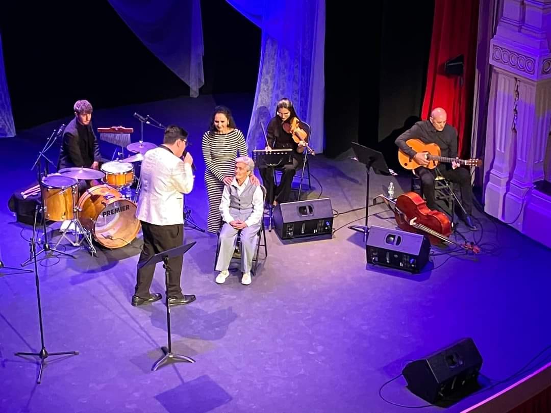 Otero le canta a su abuela