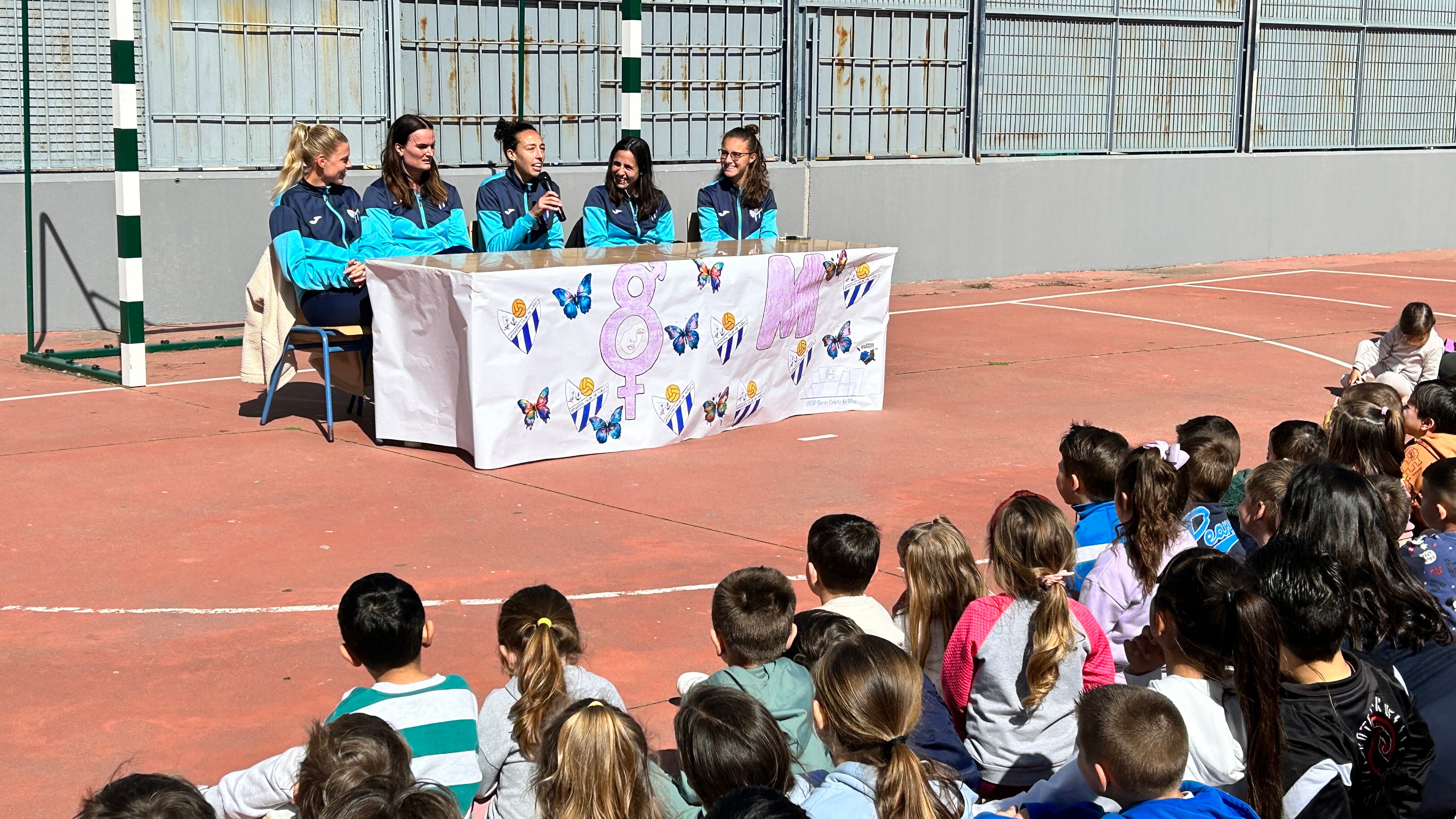 Charla de las jugadoras del Sporting de Huelva