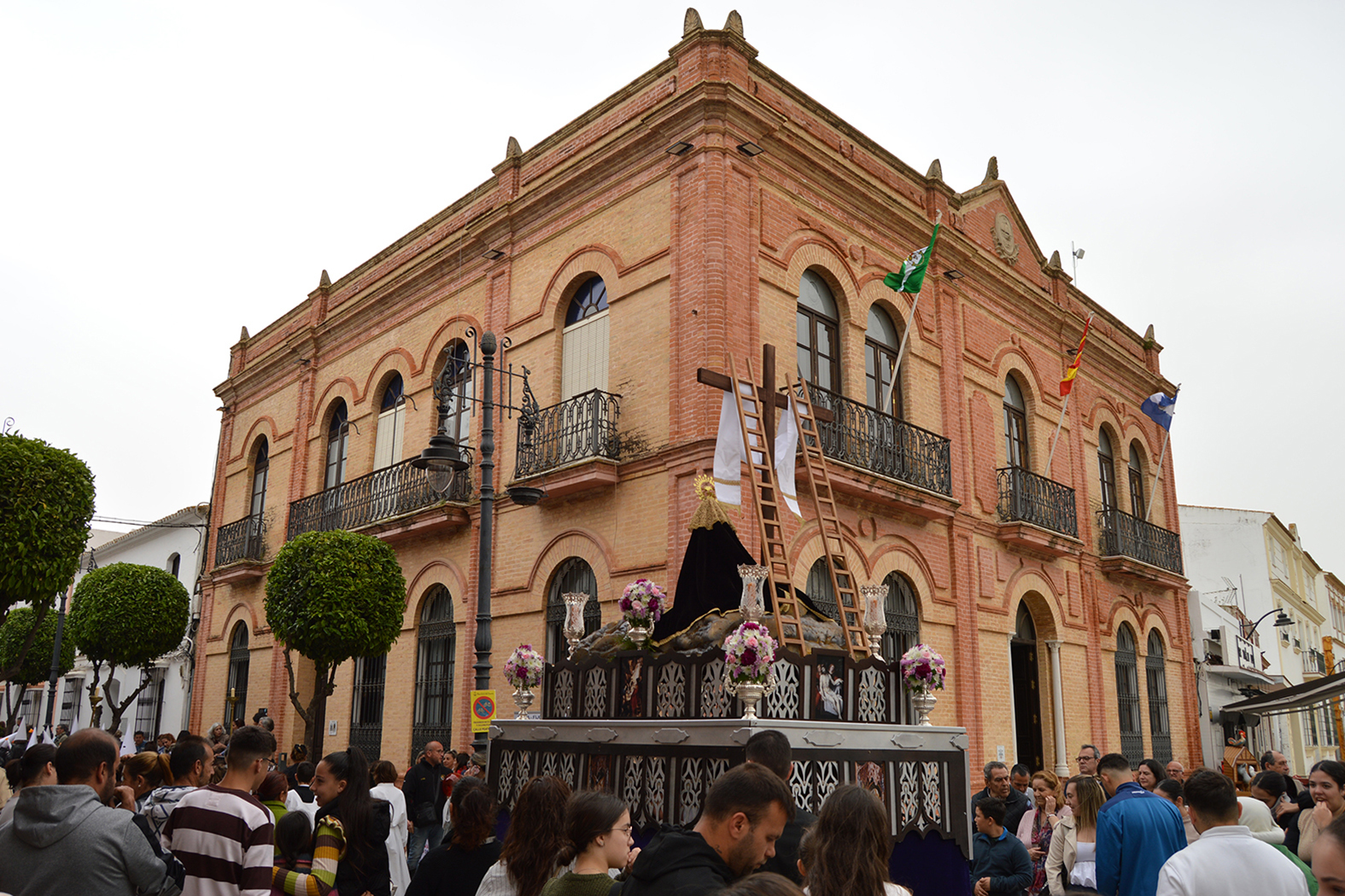 La procesión infantil del pasado Viernes de Dolores a su paso por el Ayuntamiento