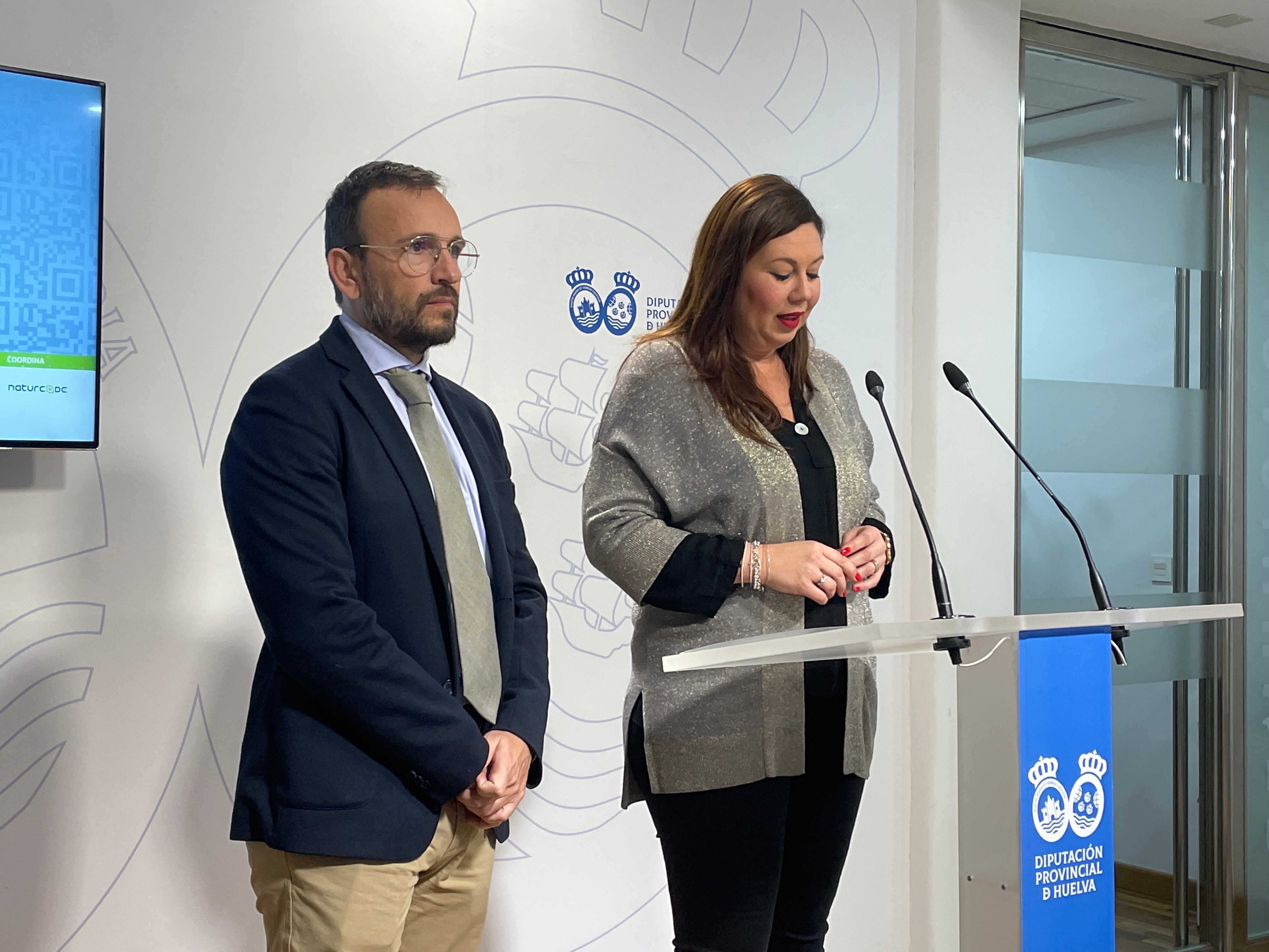 Fernando Vázquez (director general de Naturcode) y Rocío Moreno (vicepresidenta y portavoz de la Diputación de Huelva)