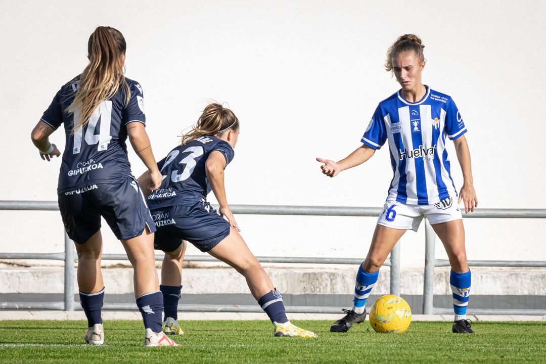 María Cienfuegos, jugadora asturiana del Sporting de Huelva en un encuentro contra la Real Sociedad Femenina
