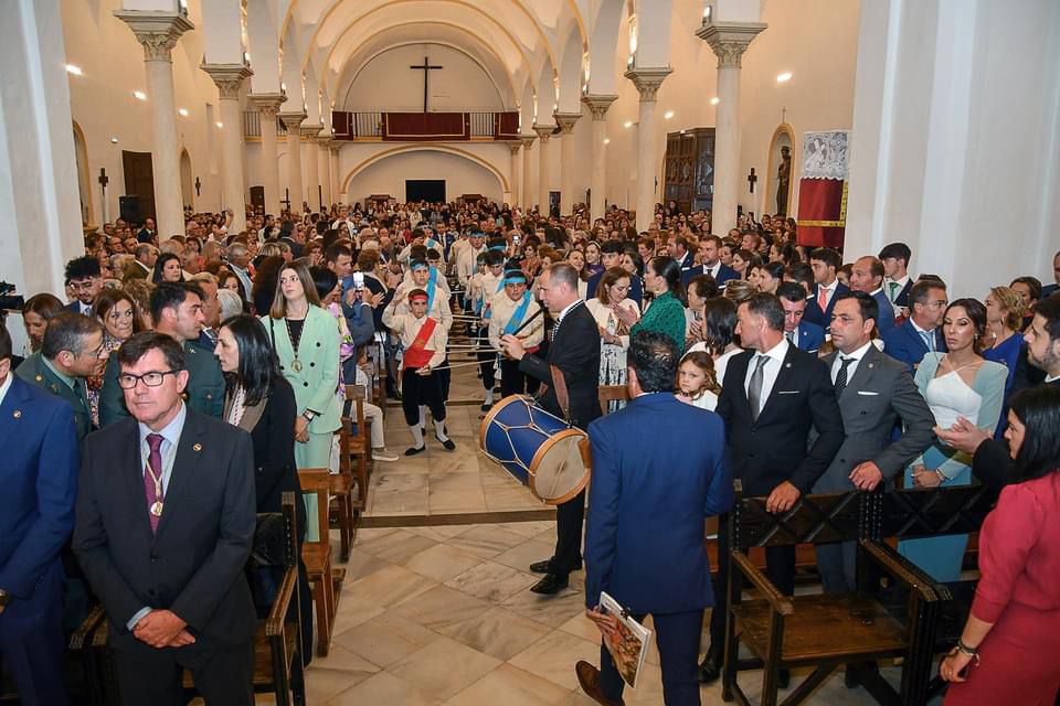 El público llena la parroquia puebleña