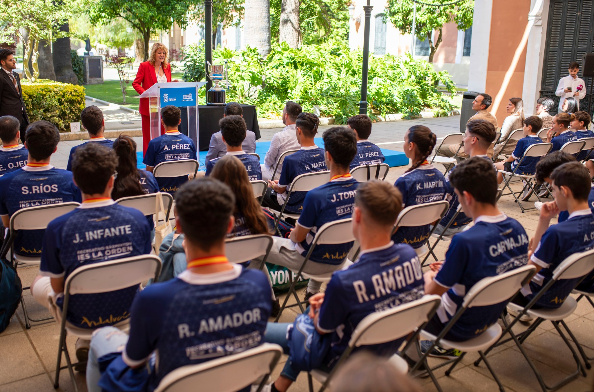 La alcaldesa se dirige a los asistentes
