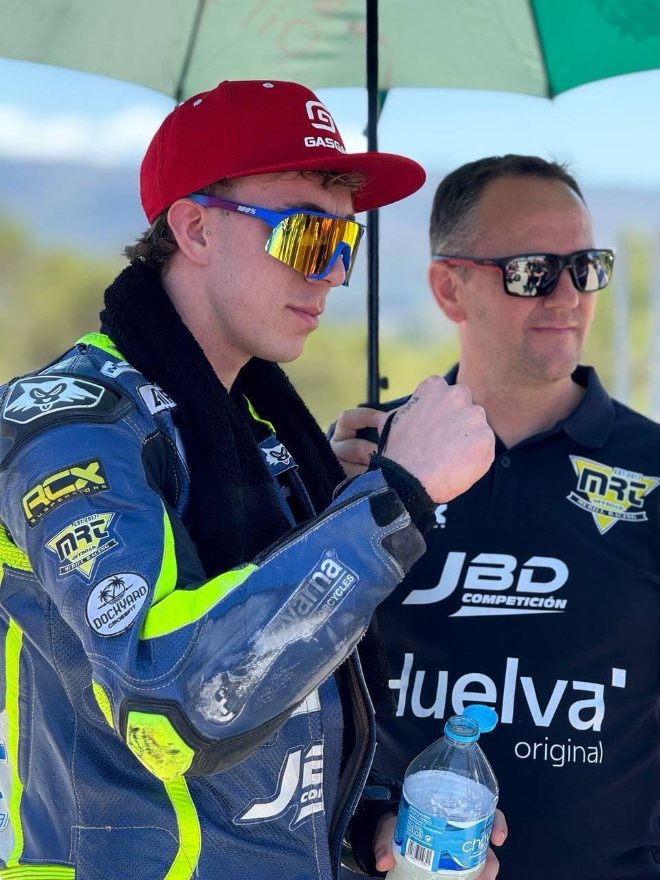 Paquito Gómez junto a su padre en los momentos previos a la carrera disputada este pasado fin de semana en. Fuente: Imagen de archivo