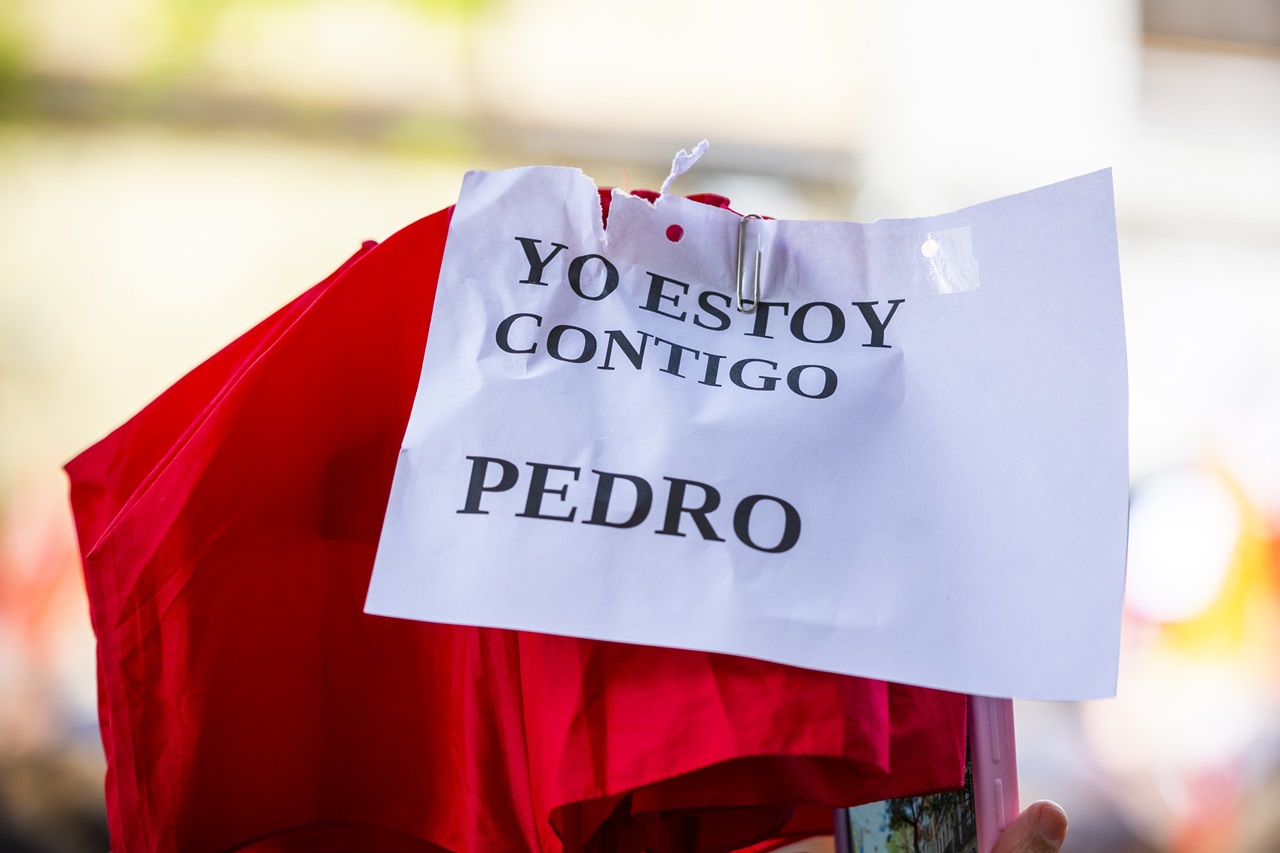 Pancarta en la concentración ante Ferraz