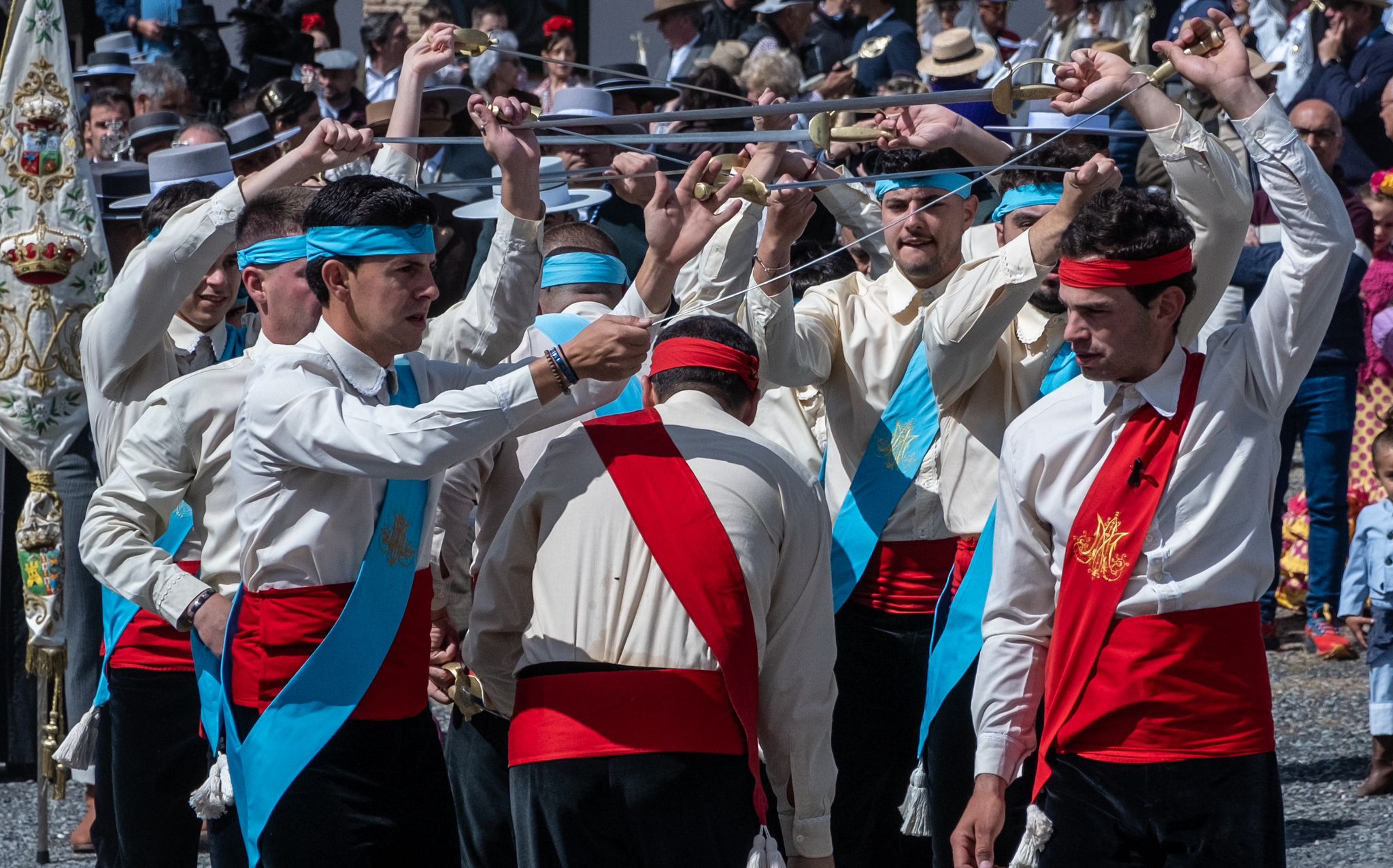 La multitud contempla la Danza de las Espadas