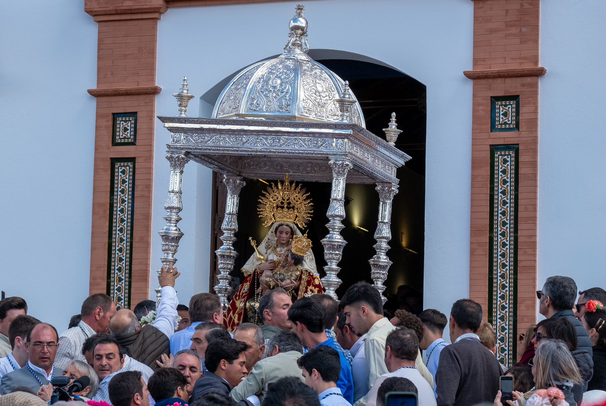 Sale la Virgen de la Peña