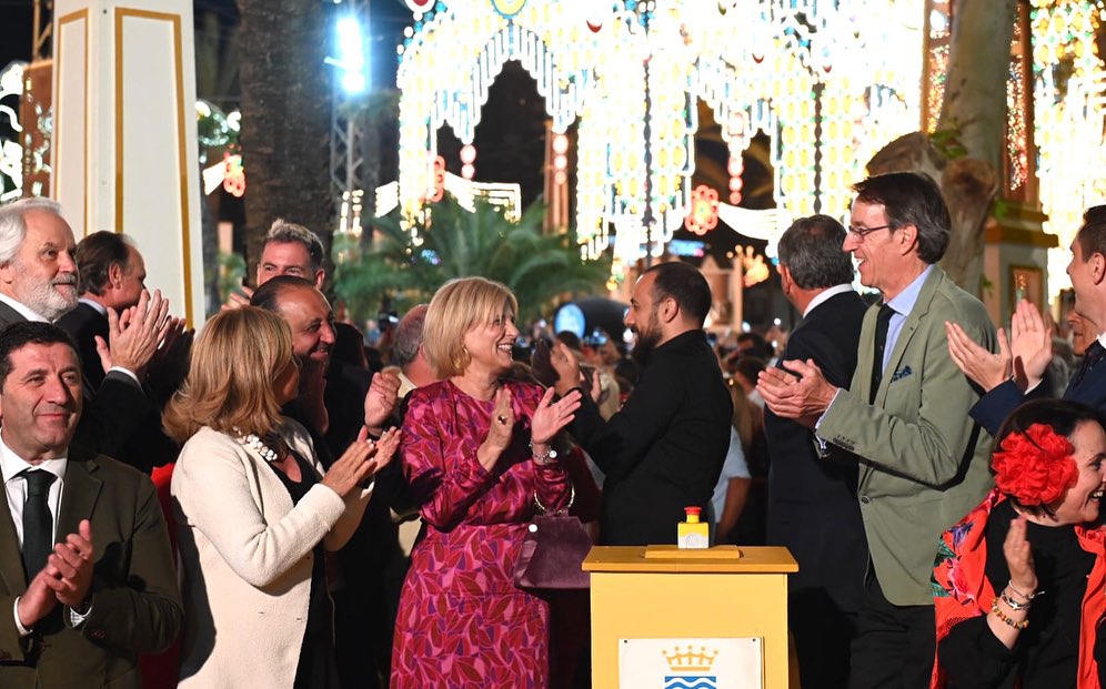 La alcaldesa aplaude tras la inauguración de la Feria del Caballo