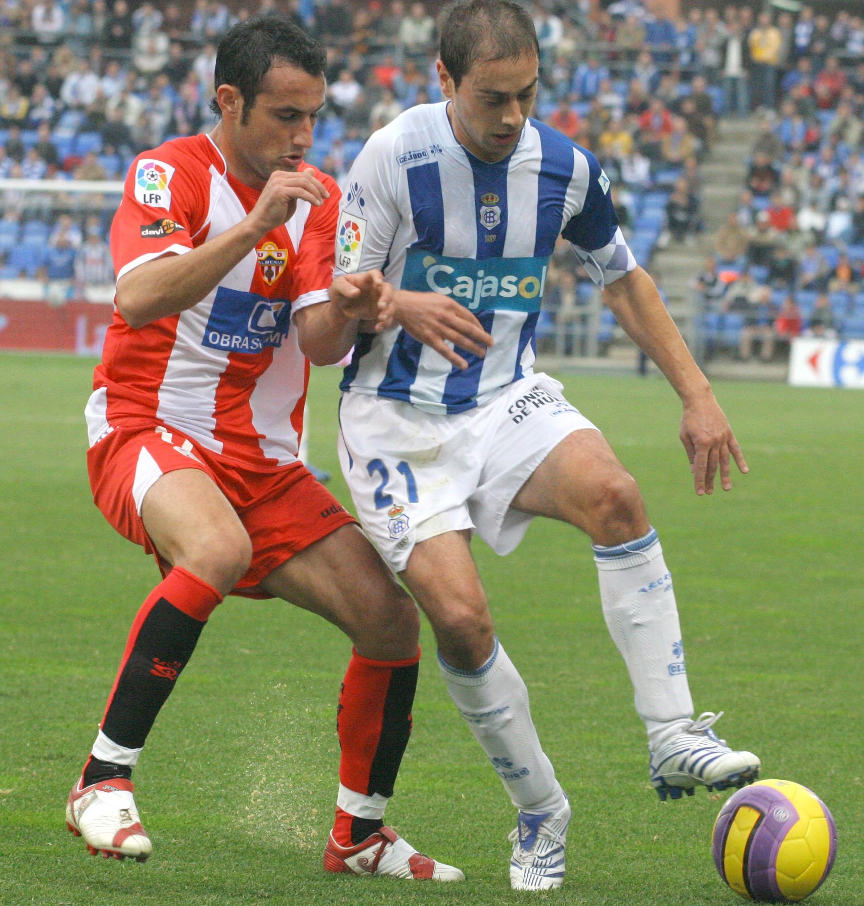 Aitort Tornavaca pujando por un balón contra el futbolista del Almería, Juanma Ortíz. Fuente: Imagen de archivo