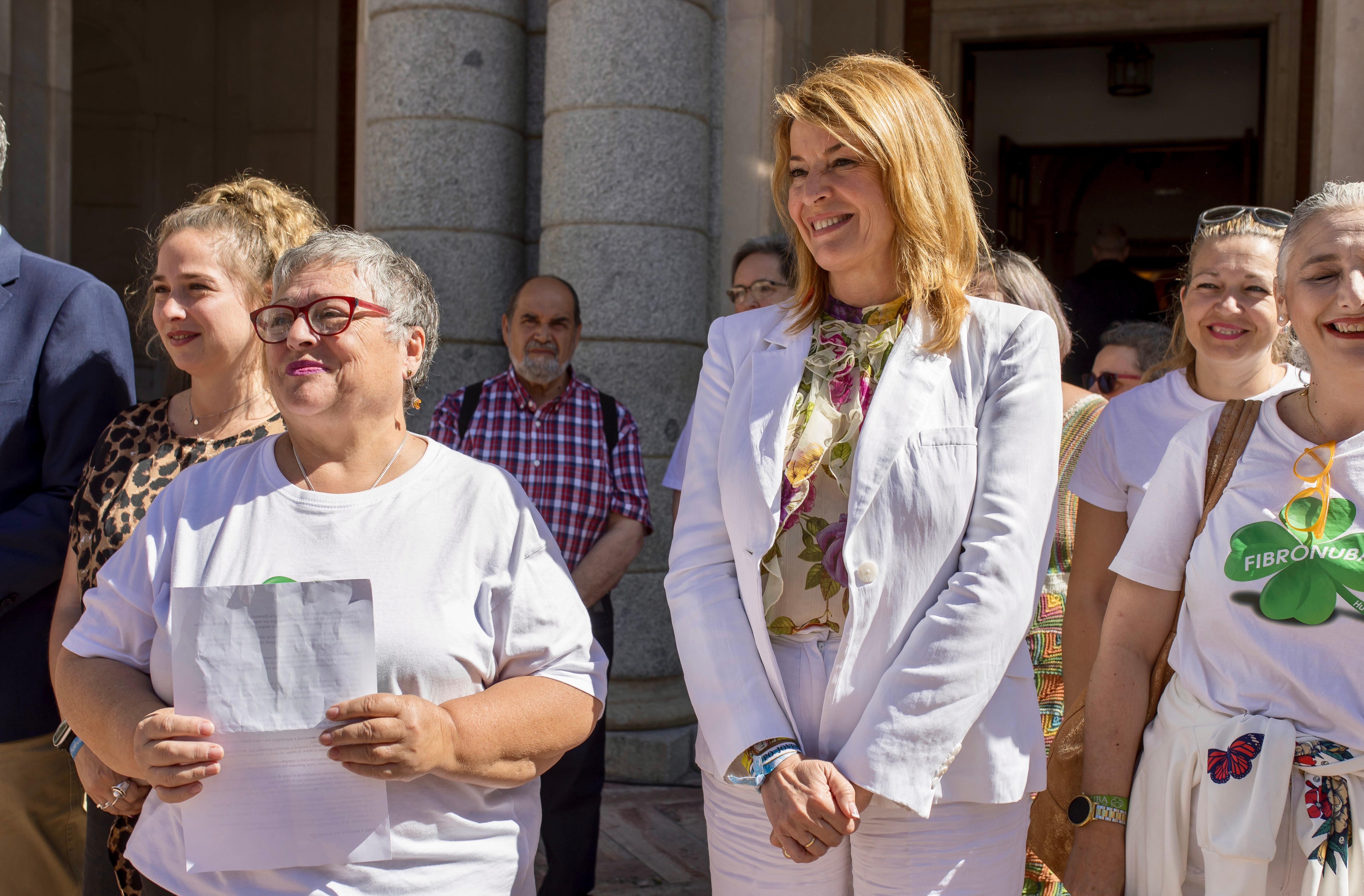 Miembros de FibrOnuba junto a la alcaldesa de la ciudad
