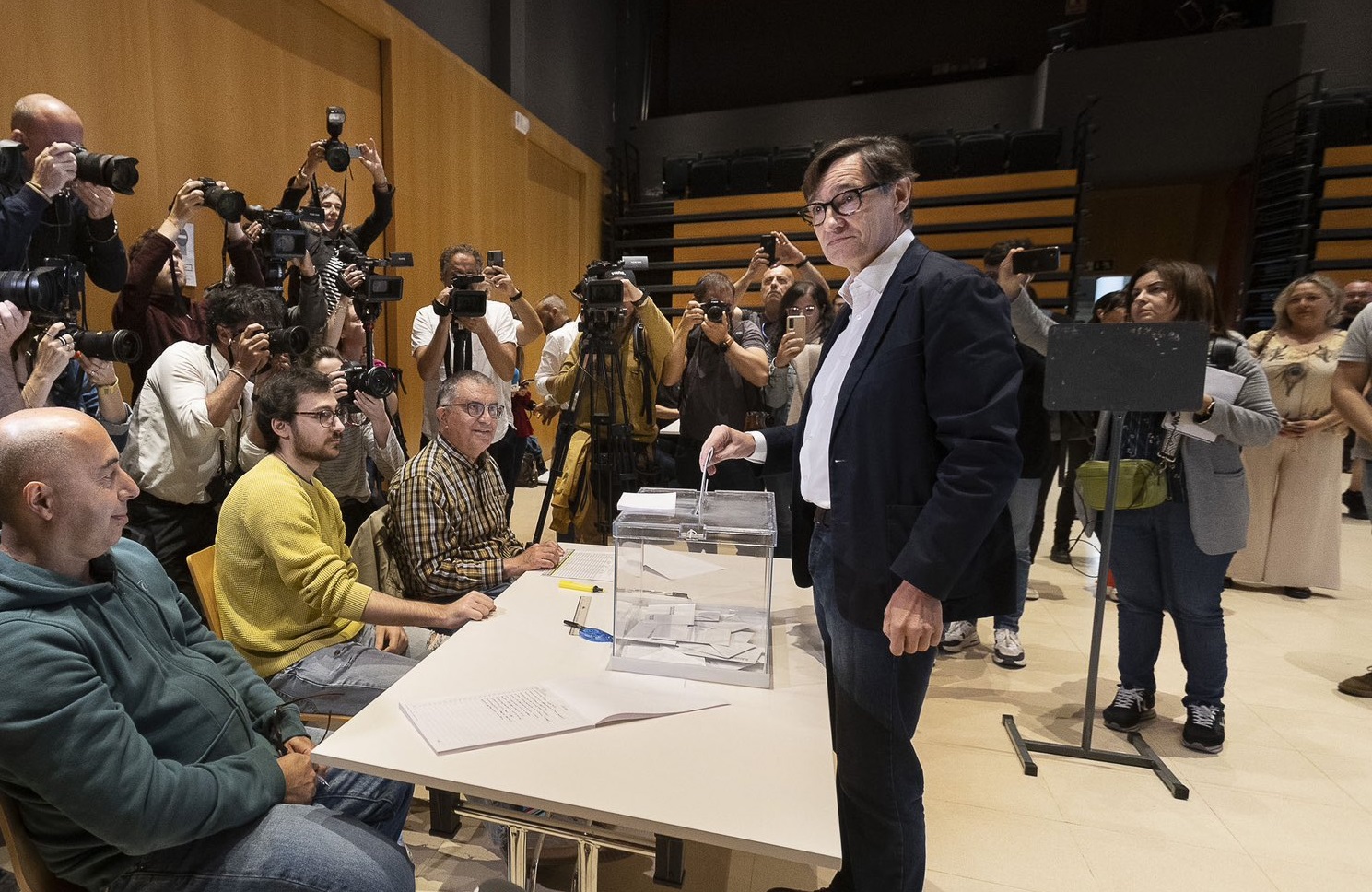 Illa votando