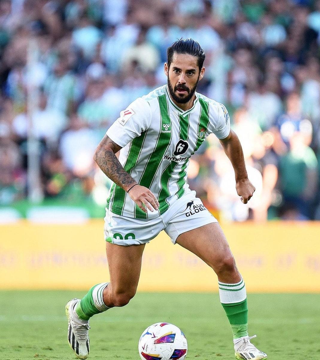 El malagueño disputando un partido de esta temporada con el Reasl Betis, donde está dejando grandes muestras de calidad. Fuente: Instagram oficial de Isco Alarcón